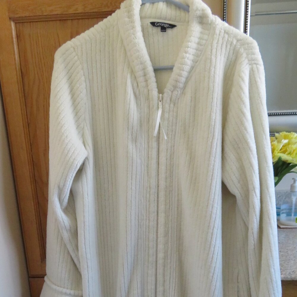George Fluffy White Bath Robe Zip Front Medium (K658)